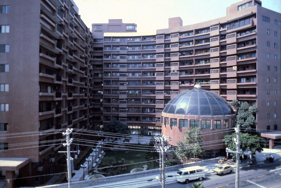 石濤園的弧形量體與下凹庭園，自然圍塑出內聚性的社區空間 1981;圖片提供/張哲夫建築師事務所