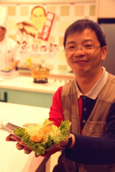 DIY美味台灣鯛魚條飯糰，，好吃又好玩！（鐘玉霞攝影）