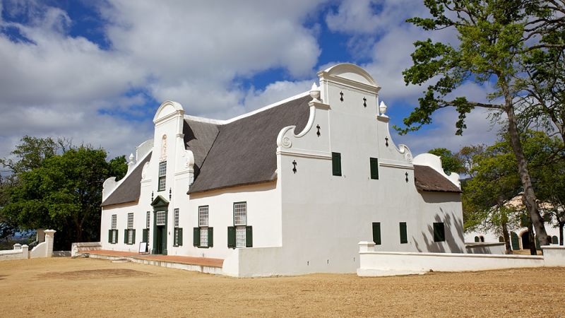 身為南非最古老的葡萄酒莊園，「古特康斯坦提亞」傳承自歐式荷蘭的白色建築，至今已有超過300 年的歷史。（圖片來源：123RF）