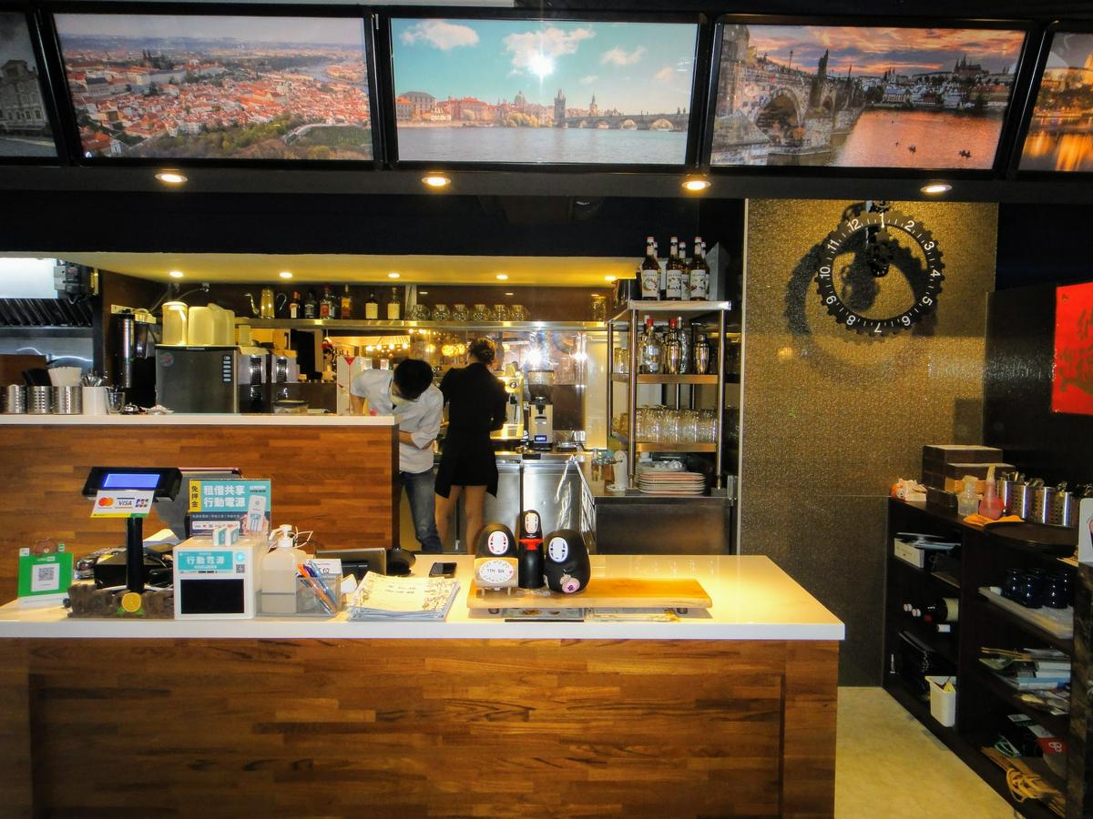 【美食】「布拉格咖啡館」石牌捷運站不限時餐廳，石牌咖啡廳推薦