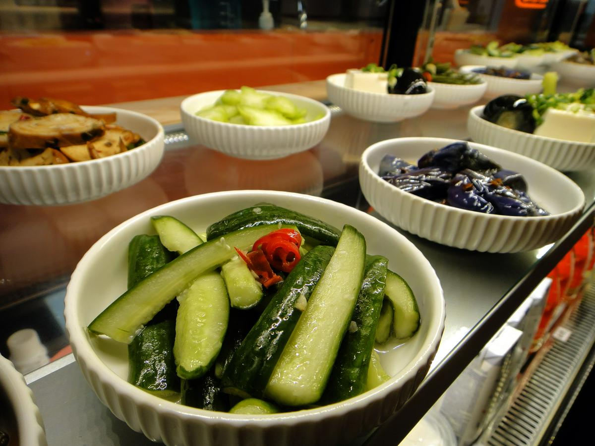 【美食】「奉上牛骨麵」牛骨麵、牛三寶麵、豬腳飯，林口牛肉麵推