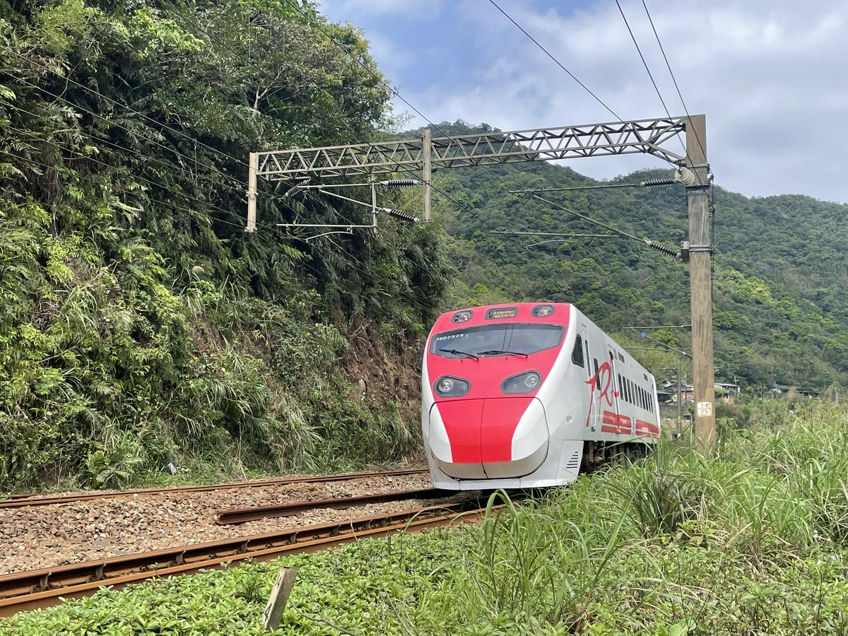 騎單車穿隧道追火車 瑞猴自行車道秋遊趣