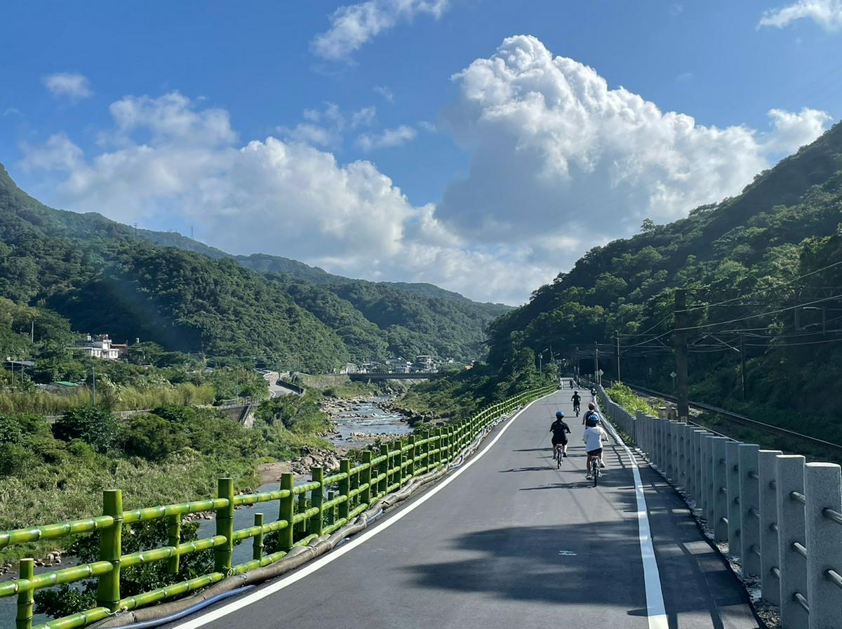 騎單車穿隧道追火車 瑞猴自行車道秋遊趣