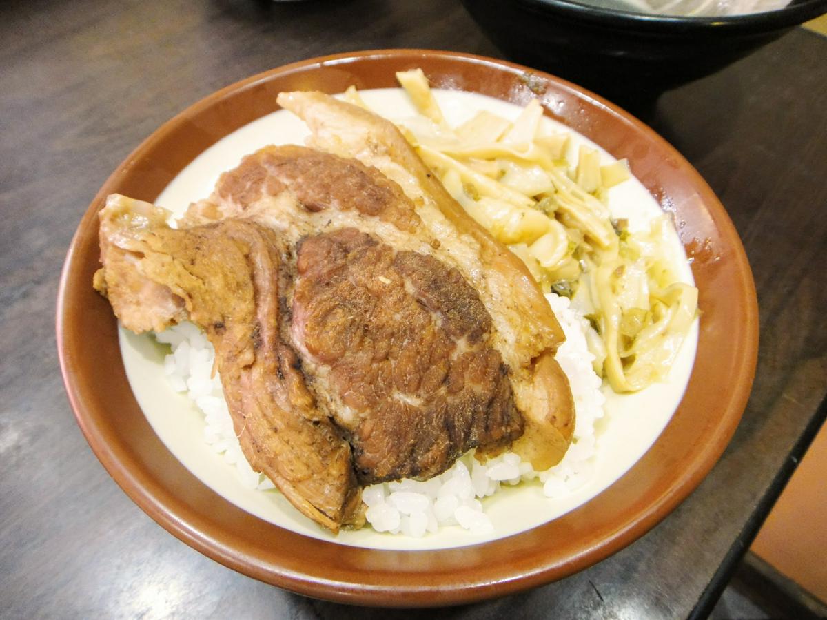 【美食】「阿鴻知高飯鱸魚湯」萬華魯肉飯、豬腳飯，24小時營業