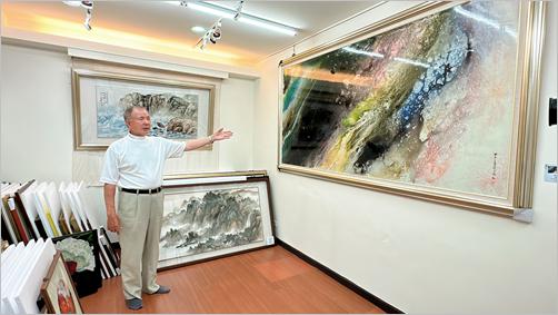 圖:熱心公益不餘遺力的廖信華董事長講解起畫作時更顯熱力十足,公益心腸伴隨著藝術雅風推動著慈善大業。