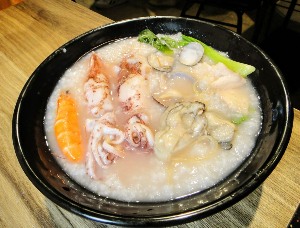 【美食】「江家深澳小漁村」海鮮粥、海鮮炒麵、炸物！行天宮美食