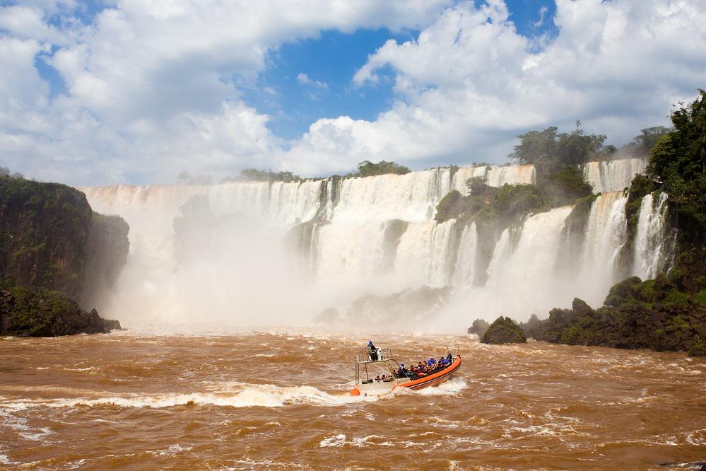 安排獨家「伊瓜蘇瀑布陸海空3D全覽體驗」，帶旅客乘著衝鋒艇靠近瀑布峽谷，體驗近距離感受瀑布傾瀉而下的震撼；圖片／雄獅旅遊提供