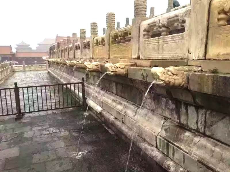 大雨排水時,城內即見千龍吐水。(圖片來源:微友巴巴 http://bit.ly/2ao6lOW)