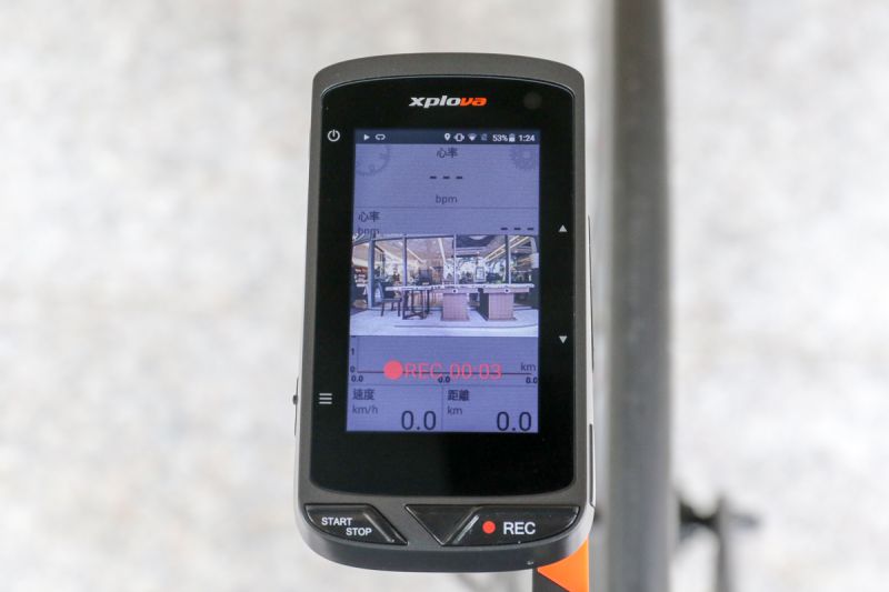  Xplova X5內建廣角120 度廣角鏡頭、HD 高畫質，內建智慧攝影功能，解決騎乘者一邊拍照的困難，為車友紀錄每一步軌跡。(Xplova提供)