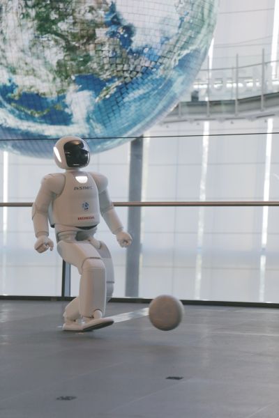 位於3F的常設展覽區─機器人和生活展區。機器人「ASIMO」會不定期實際表演；圖片提供：日本科學未來館