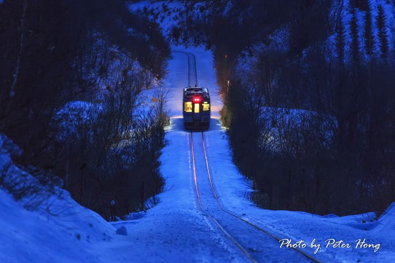 圖／在這冰天雪地的嚴冬，北海道釧網本線載著白煙的火車緩行於此，一呼一吸彷彿都充滿了浪漫氣味／Peter Hong提供