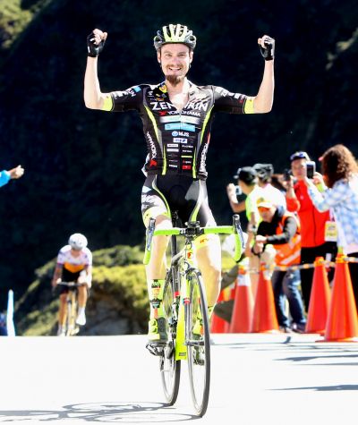 2016台灣自行車登山王挑戰，UKYO車隊Oscar Pujol Munoz技高一籌，以3小時29分43秒92封王。中華民國自行車騎士協會／提供。