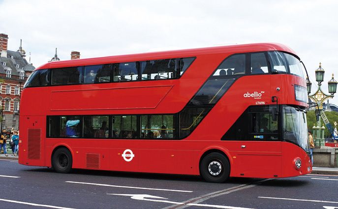 此為倫敦新式的紅色雙層巴士。（圖片來源：悅知出版社《享受吧！倫敦小旅行》）
