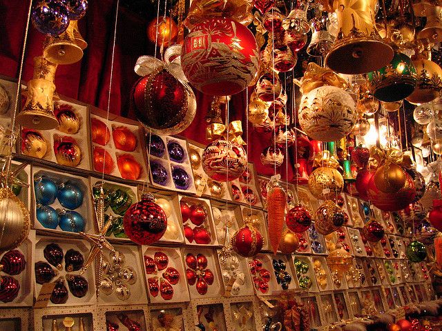 當地人會到聖誕市集採購飾品回家裝飾聖誕樹（圖片來源：Flickr cc@charley1965）