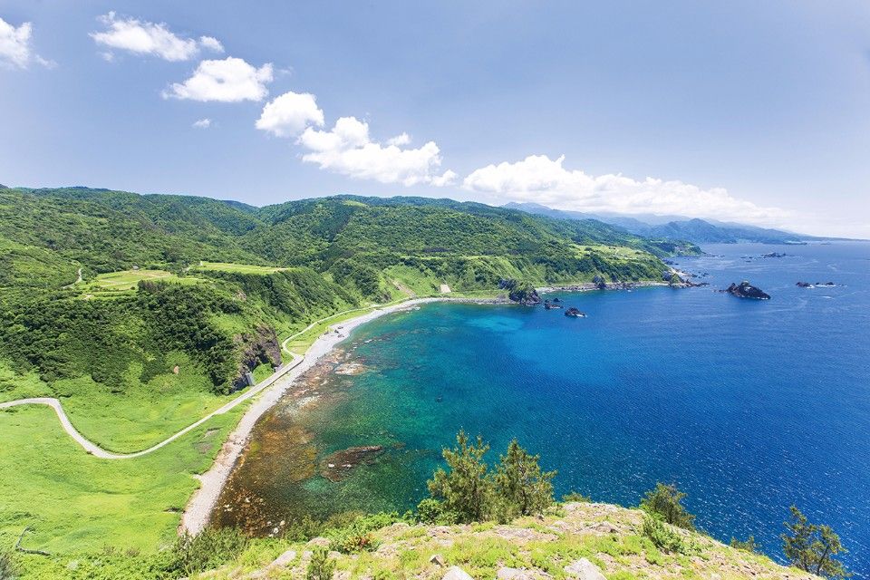 佐渡島以絕麗海灣聞名，許多人喜歡騎著自行車環島，欣賞沿岸風光。（圖片來源：shutterstock）
