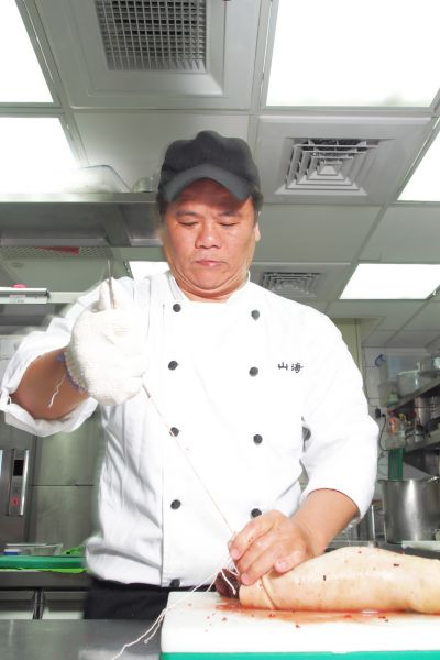 山海樓主廚蔡瑞郎說，阿舍菜除需要複雜的技巧外， 更需透過時間的催化。