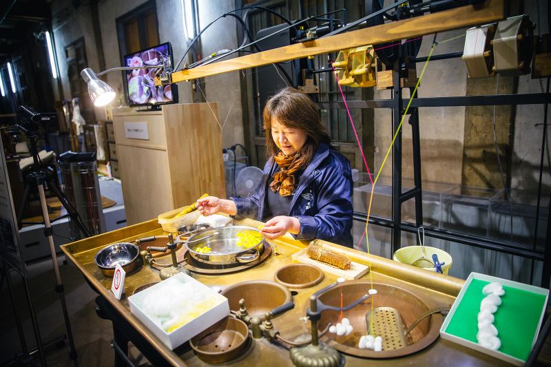 富岡製絲廠內並設有工作人員現場示範抽蠶絲的過程，也能清楚瞭解整個廠內的運作。（圖片來源：Louis Liu）