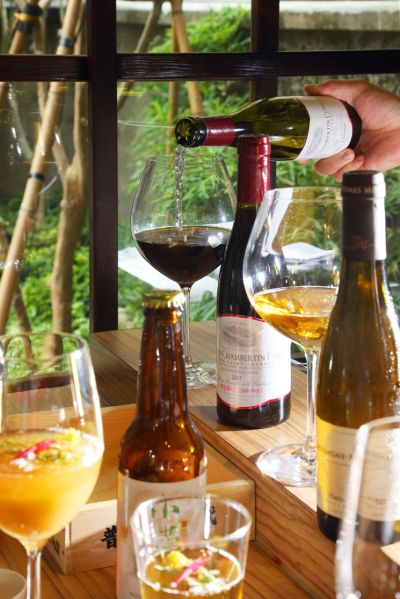 侍酒師搭配每季餐點， 搭配出最對味的 葡萄酒、日本清酒、台灣精釀啤酒或特製果 汁。(林勝中攝)