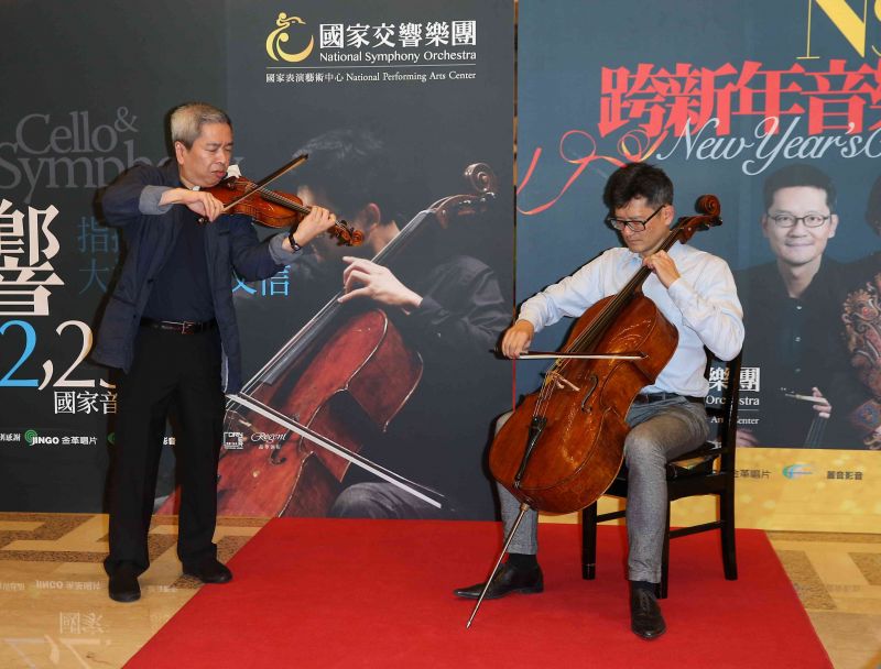 小提琴家胡乃元(圖左)、NSO 駐團音樂家/大提琴家楊文信(圖右)演奏布拉姆斯雙重協奏曲片段                