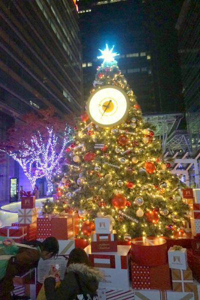 這個聖誕樹上的飾品可是多國的語言做裝飾（圖片來源：Sunny Liu）