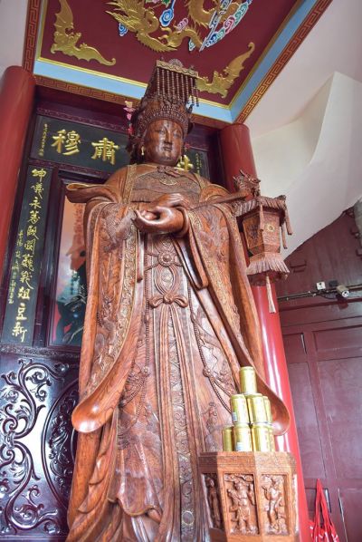 木頭雕製成的媽祖像，二樓還有恭奉一柄玉如意，據說摸了能夠保平安、帶來好運。(攝影：Tiffany Ku)