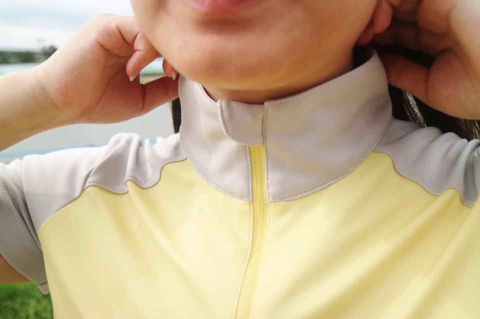 領口三角擋片保護肌膚，肩膀的剪裁設計，穿起來活潑清新。(photo by 宛儒)