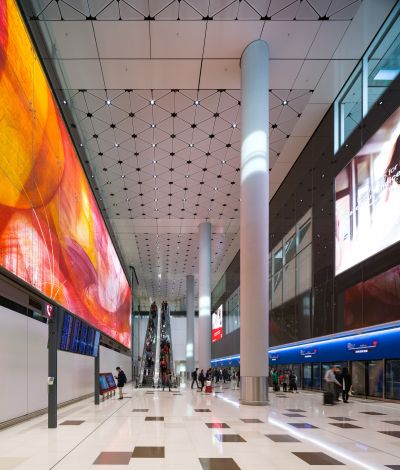 彩色鑄造玻璃藝術牆是APM大廳最吸引人的焦點；圖片提供；Kerun Ip（AAHK）