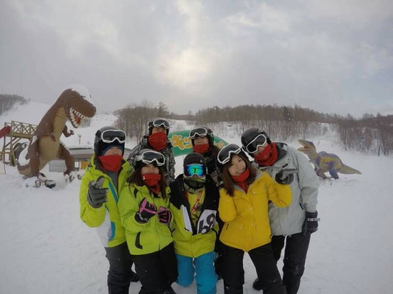 小茹教練(圖中)與滑雪團學員(小茹教練提供，攝於札幌手稻山雪場)