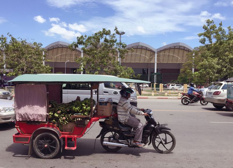 柬埔寨印象：滿街都看得到的嘟嘟車TukTuk。(賴維屏提供)