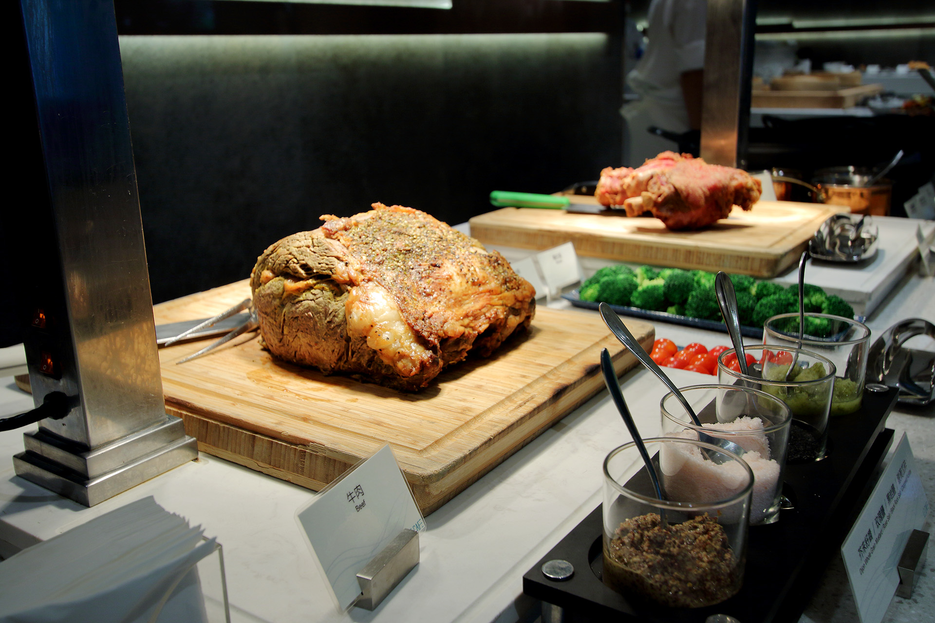 咖啡廳現切檯最受歡迎的爐烤牛肉、德國豬腳重磅回歸