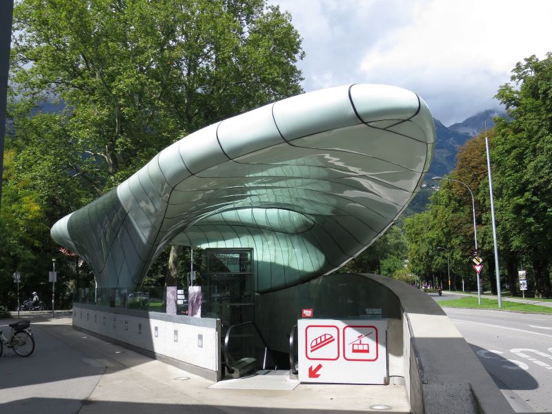 扎哈哈迪的作品後期逐漸趨向圓弧流線型，她在茵斯布魯克設計的北山纜車站，都呈現多樣圓弧造型。（照片提供：李清志）