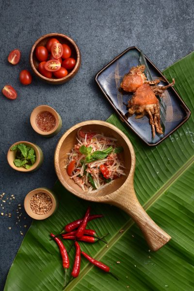 泰式青木瓜沙拉加香酥軟殼蟹。(Asia 49亞洲料理及酒廊提供)
