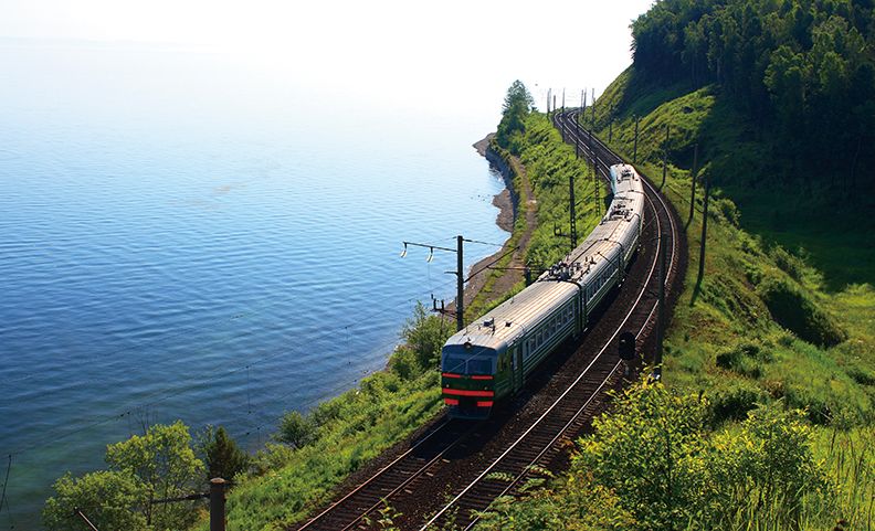火車行駛於貝加爾湖畔。（圖片來源：123RF）