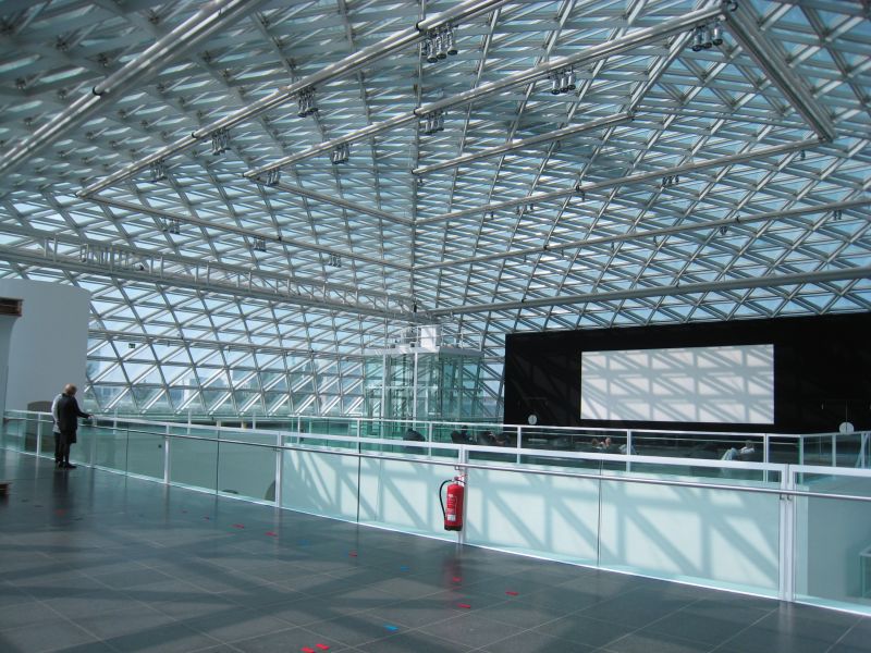 頂層所見的大玻璃屋頂，創造巨大而開放的室內空間。(攝影/林芳怡)