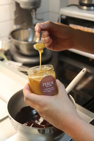 使用PEKOE精選食材創作獨一無二的巧克力。(PEKOE食品雜貨鋪。)