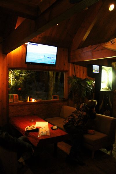 The Beach Bar店內桌椅比較多，電視播放著衝浪影片彷彿是在夏天。(photo by 阿福)