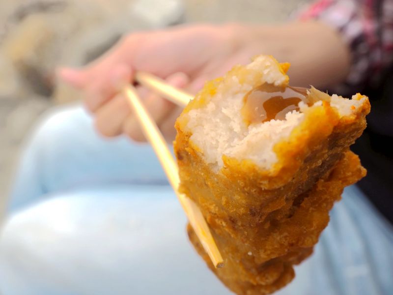 小琉球特有的琉球粿，外酥內軟好滋味。（圖片提供／窮苦書生）