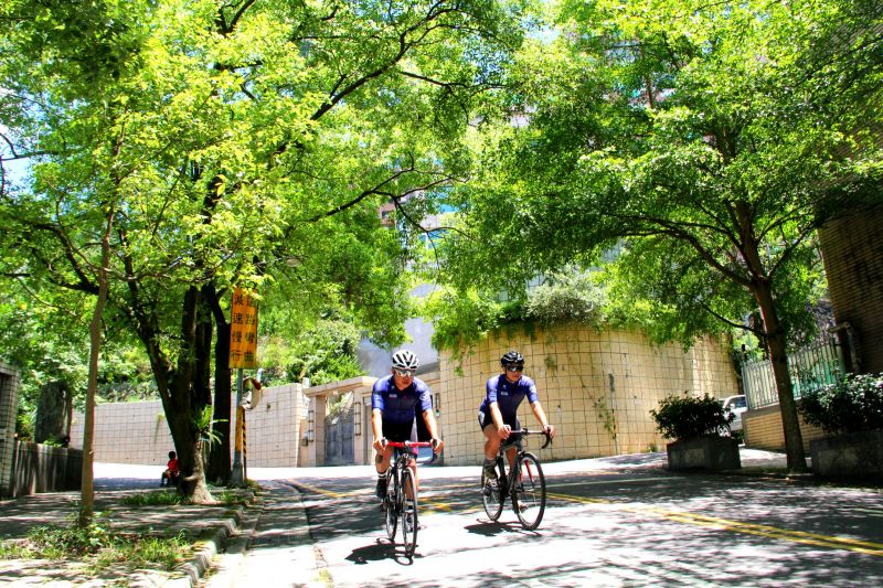 在豪華住宅區騎車的機會可不常見，而且樹蔭茂盛、氣候涼爽，加碼再繞個幾圈也算愜意。(蔡克辰攝)