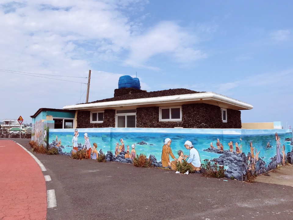海濱建築上的海女圖像，充分展現當地文化。( photo by 百穗 )