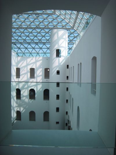 迴廊上的開窗與圓柱塔梯的設置，讓中庭空間有種被城堡環繞的劇場感。(攝影/林芳怡)