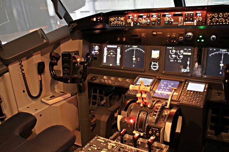 新一代客機的駕駛艙已透過大量電腦能減輕飛行員負荷（圖片來源：fabg）