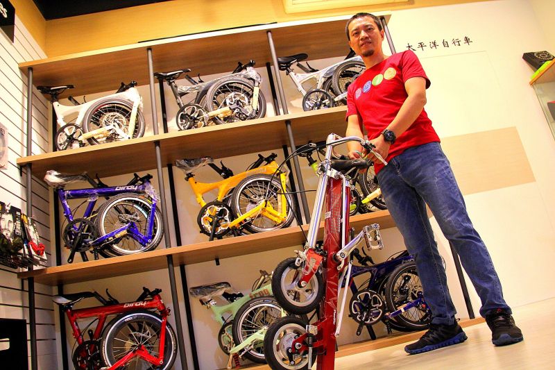 《正爵單車》內建太平洋自行車的店中店，各式小折應有盡有，想要體驗鳥車的迷人魅力來這裡準沒錯！(蔡克辰攝)