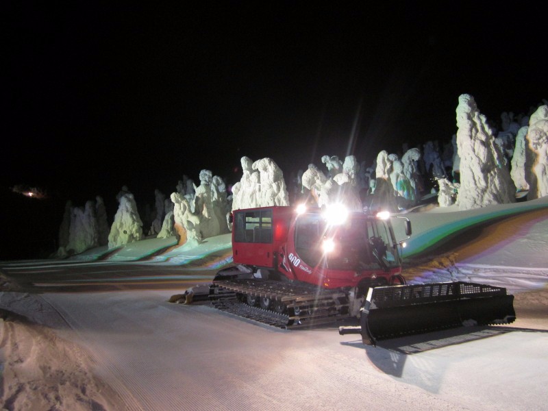 搭乘壓雪車觀賞夜間的樹冰