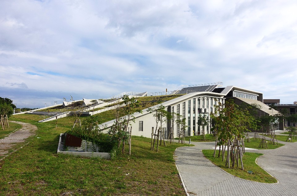 游泳館屋頂草坡；圖片提供：境向聯合建築師事務所