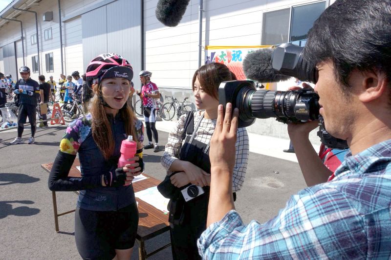 詩妍接受NHK電視的訪問，翻譯也是位美女喲！(達叔 攝)