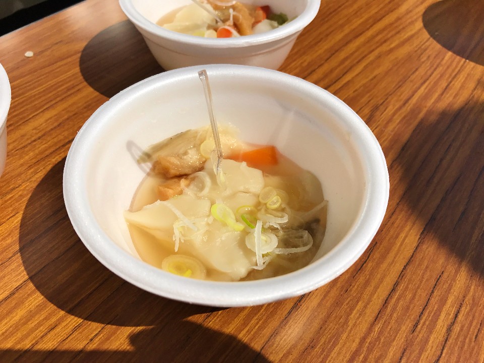 宮城縣有名的「つゆはっと」(Hatto Soup)，是一種麵粉製成的配菜，扁平的餃子用醬油或味噌調味，口味非常特別。(photo by 百穗)
