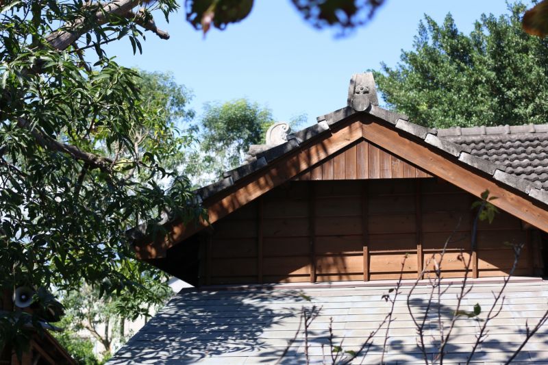 【緩慢 花蓮文創】的日式木屋，是原本花蓮酒廠的高階幹部宿舍，從鋪滿碎石的枕木步道轉進住屋／圖 緩慢提供