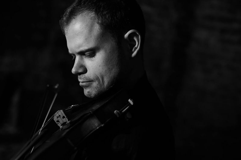 小提琴家Dimitris Karakantas※安玓音服文化有限公司提供