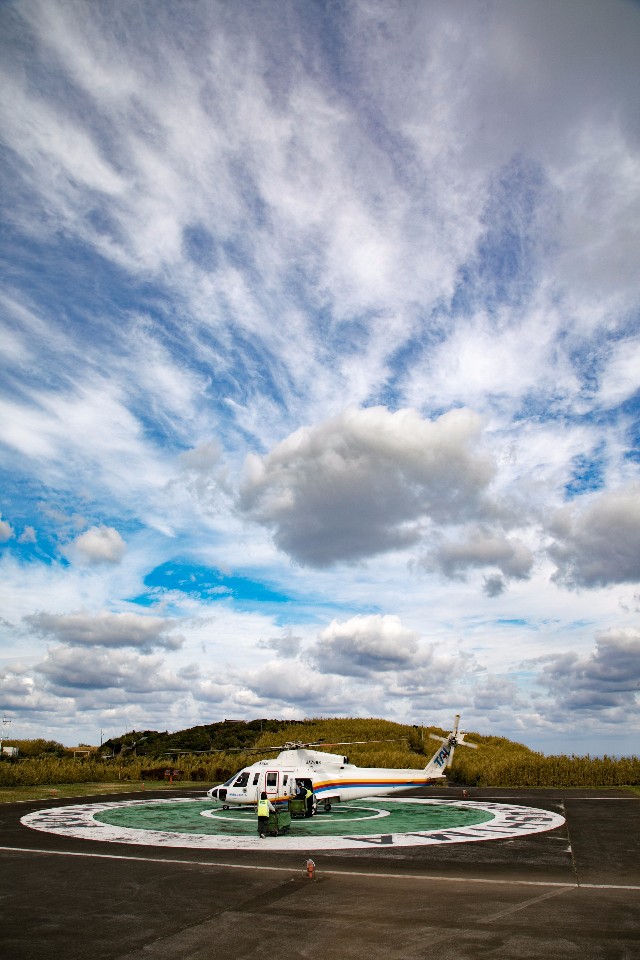 來往青之島並不容易，搭乘直升機還是比坐船來的省時方便。（Photo│flickr CC@Norio.NAKAYAMA）