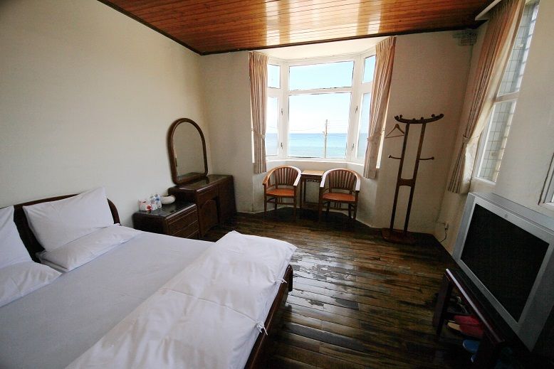 百美民宿2間套房、2間通舖簡單樸實，海風伴遊。（盧育君攝影）